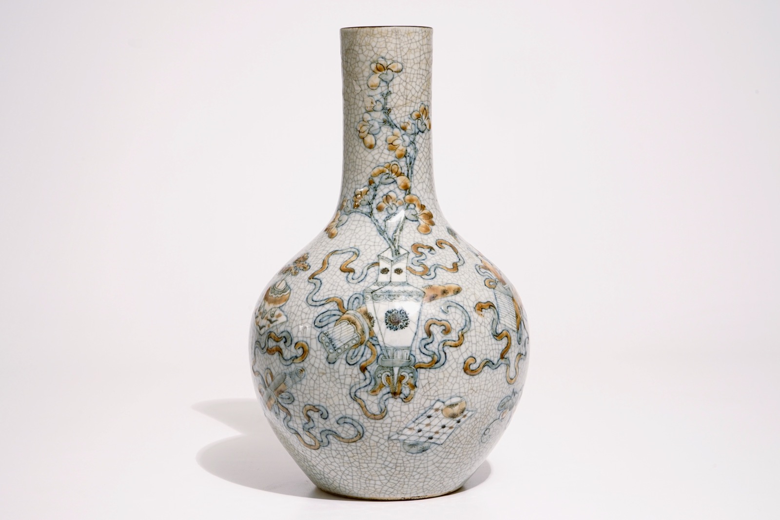 A Chinese crackle glaze tianqiuping vase with antiquities design, 19th C. H.: 43 cm Condition