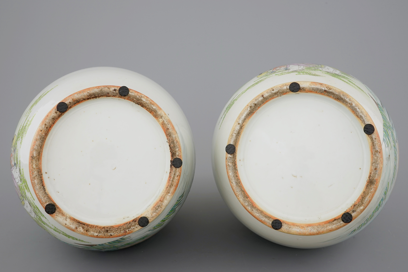 An unusual pair of Chinese famille rose landscape vases, early 20th C. H.: 46 cm - Dia.: 22 cm - Image 6 of 6