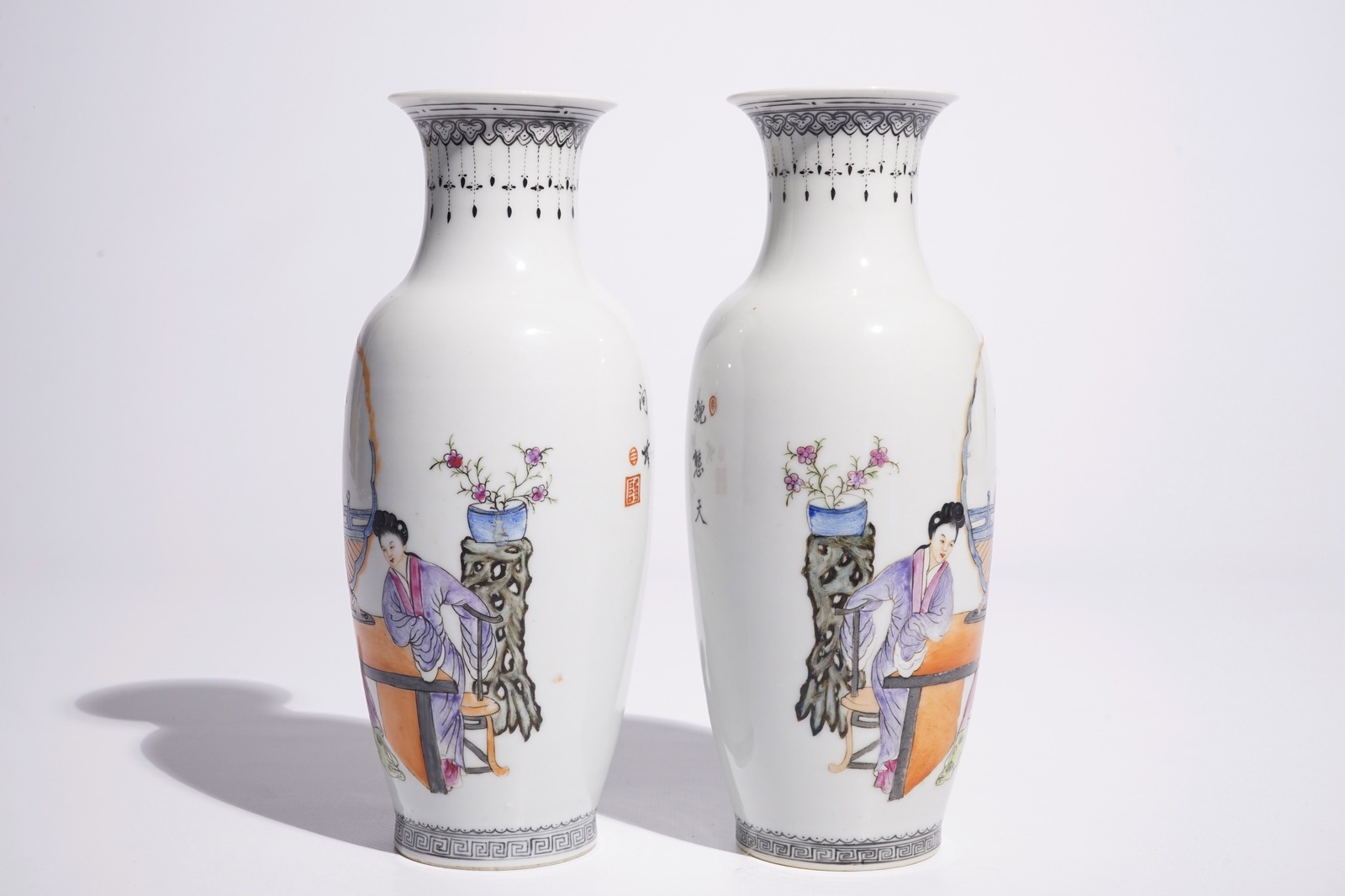 A pair of Chinese famille rose vases with ladies playing a qin and a game of go, Republic, 20th C. - Image 2 of 6
