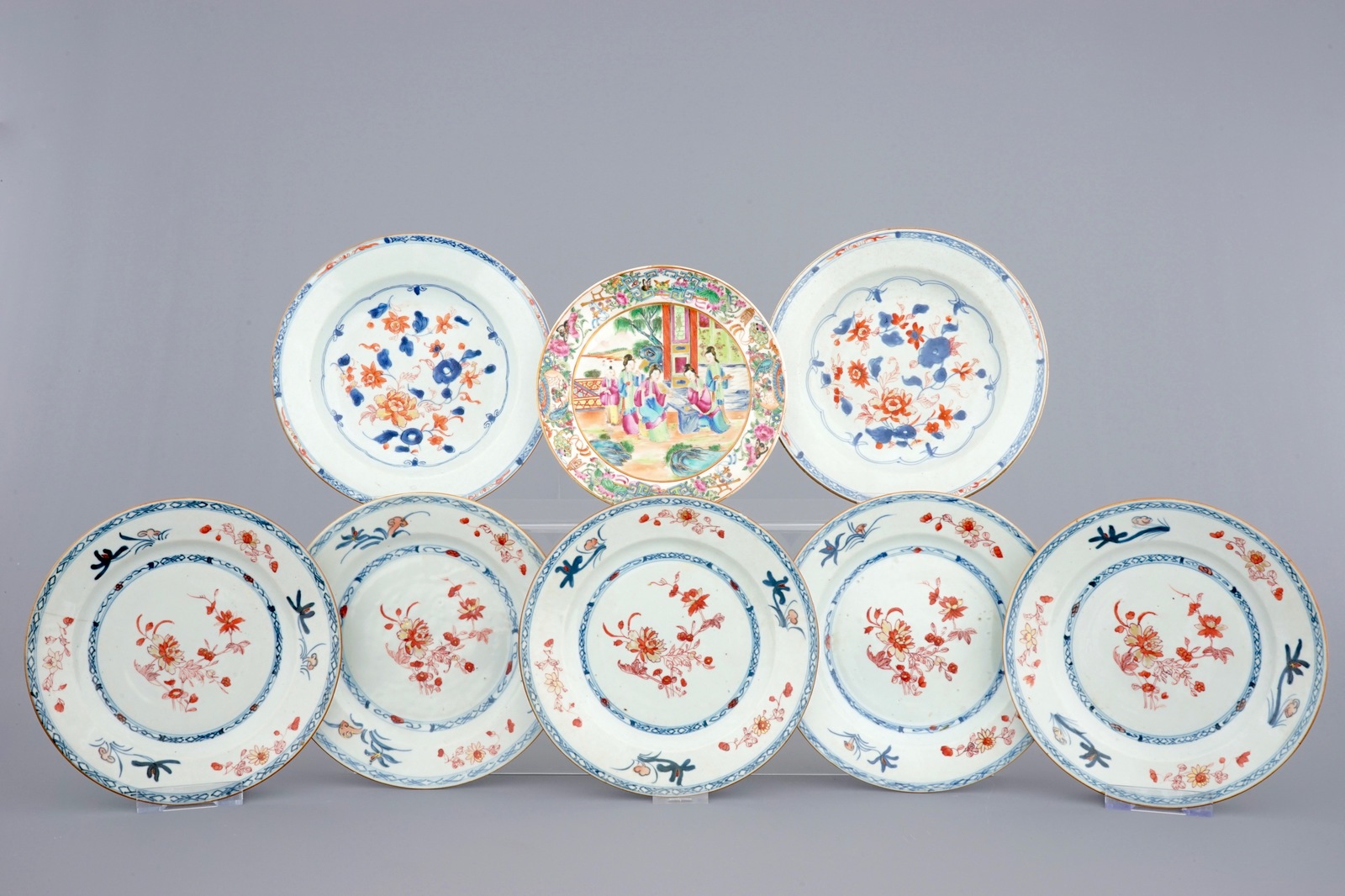 A varied lot of Chinese porcelain, 18/19th C. Dia.: 29 cm (the dish) Dim.: 18,5 x 14,5 x 6 cm (the - Bild 15 aus 19