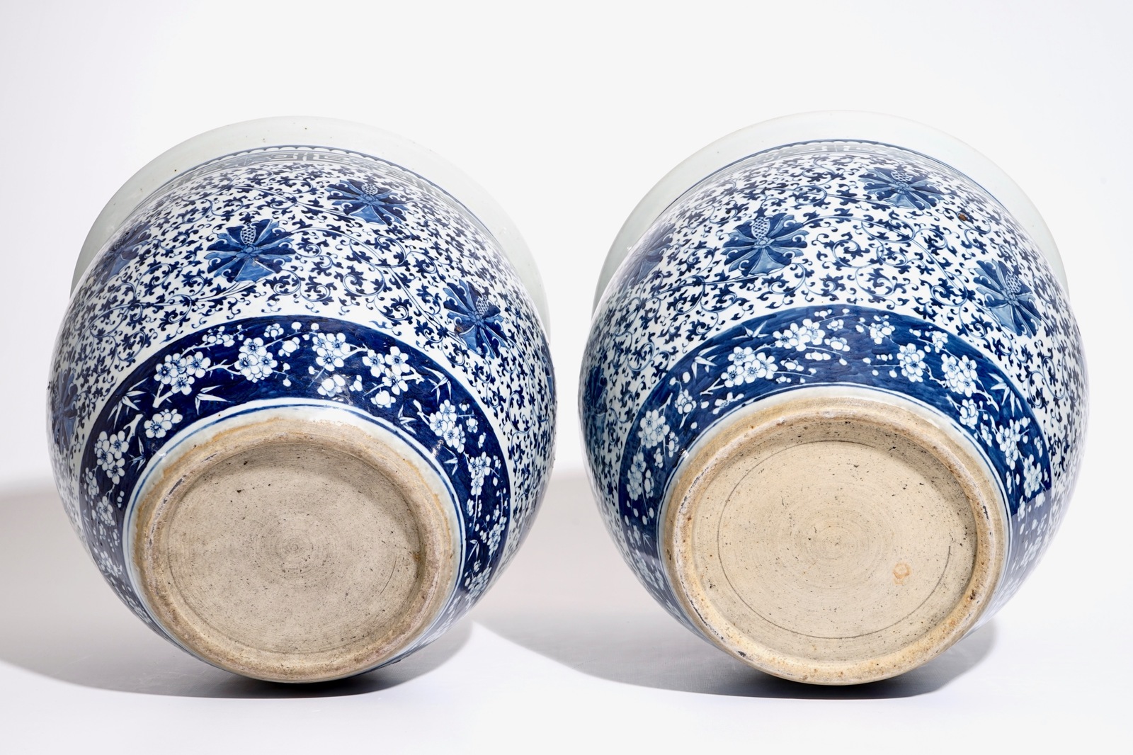 A pair of Chinese blue and white lotus scroll fishbowls, 19th C. Dia.: 40 cm - H.: 35,5 cm Condition - Image 6 of 6