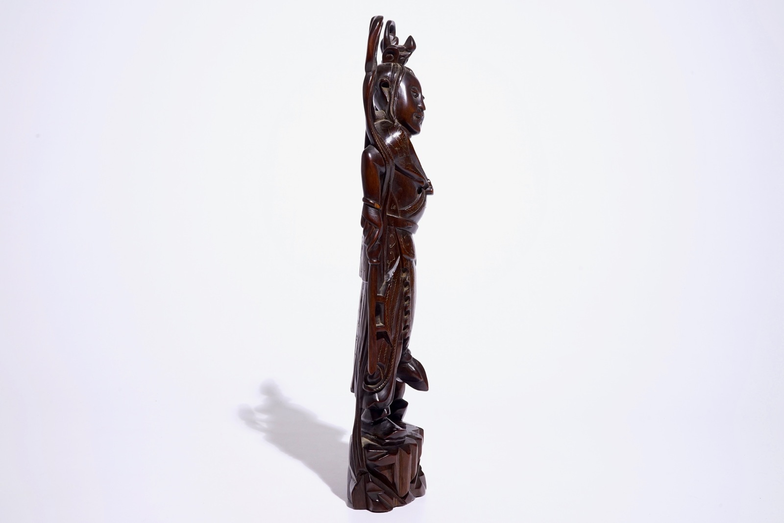 A large Chinese carved and inlaid wood figure, 19/20th C. H.: 43 cm Condition reports and high - Image 5 of 7