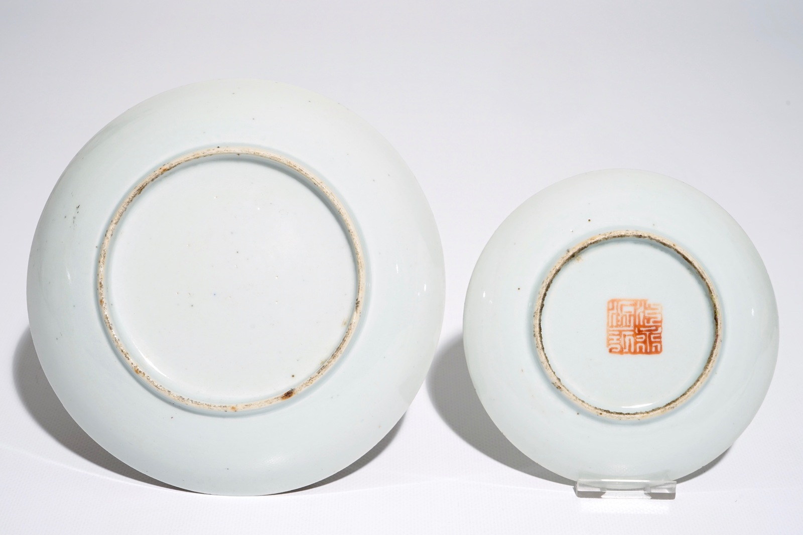 A varied lot of Chinese qianjiang cai porcelain, 19/20th C. Dia.: 17 cm - H.: 12 cm (largest bowl) - Image 3 of 9