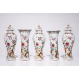 A five-piece Chinese famille rose garniture with floral design, Qianlong H.: 24 cm (incl. cover) -