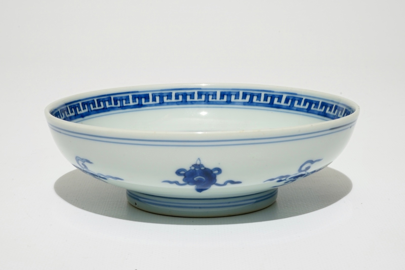 A Chinese blue and white plate with flying cranes, Kangxi Dia.: 15,5 cm - H.: 5 cm Condition reports - Image 3 of 3