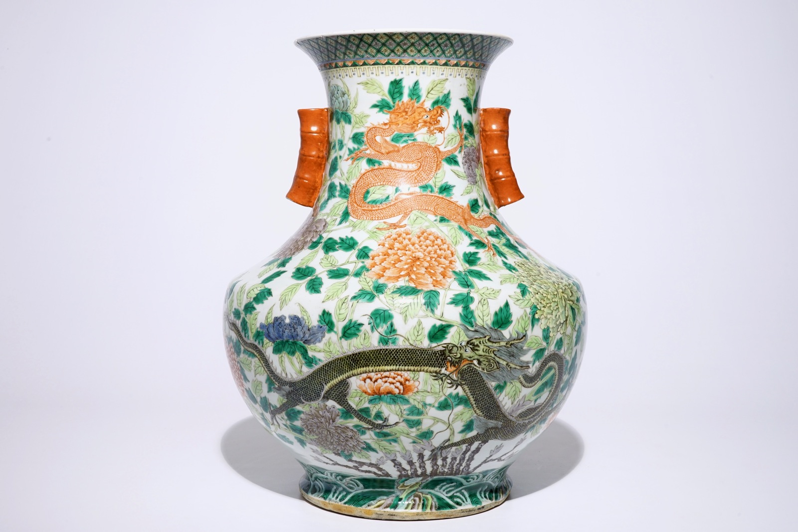 A large Chinese famille verte hu-shaped "Dragon" vase, 19th C. H.: 49 cm Condition reports and - Bild 3 aus 6