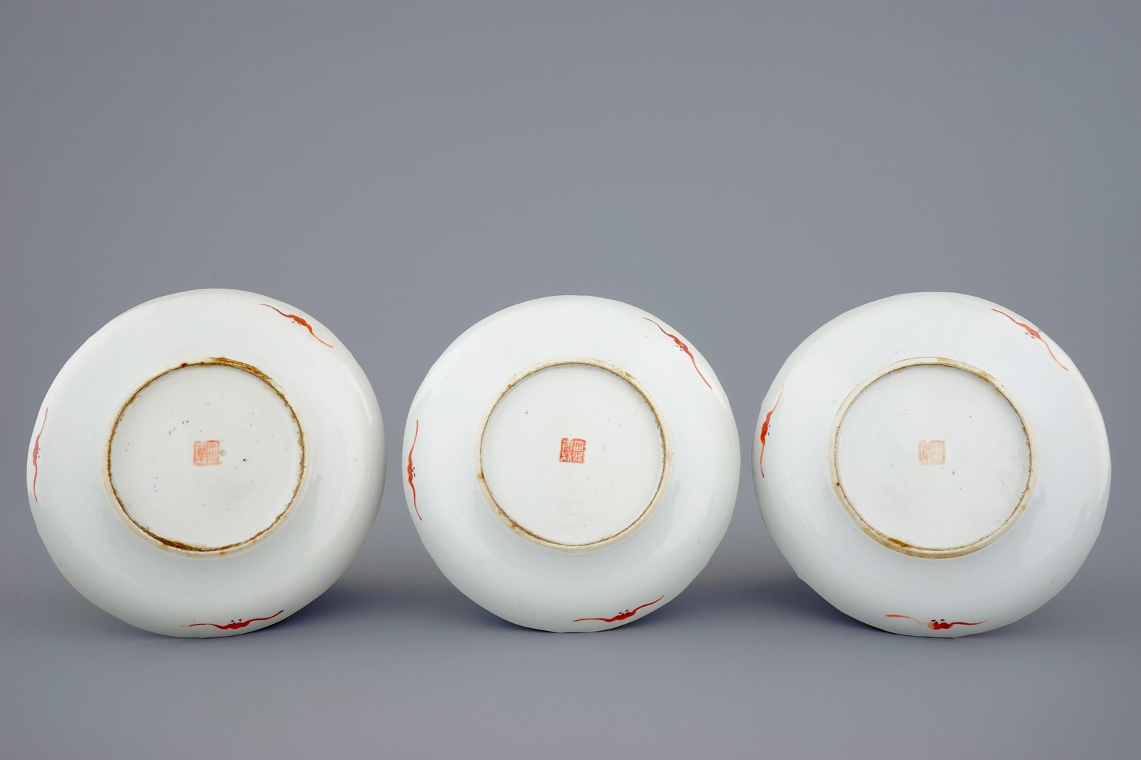 A set of three Chinese qianjiang cai plates, 19/20th C. Dia.: 24,5 cm Condition reports and high - Image 2 of 2