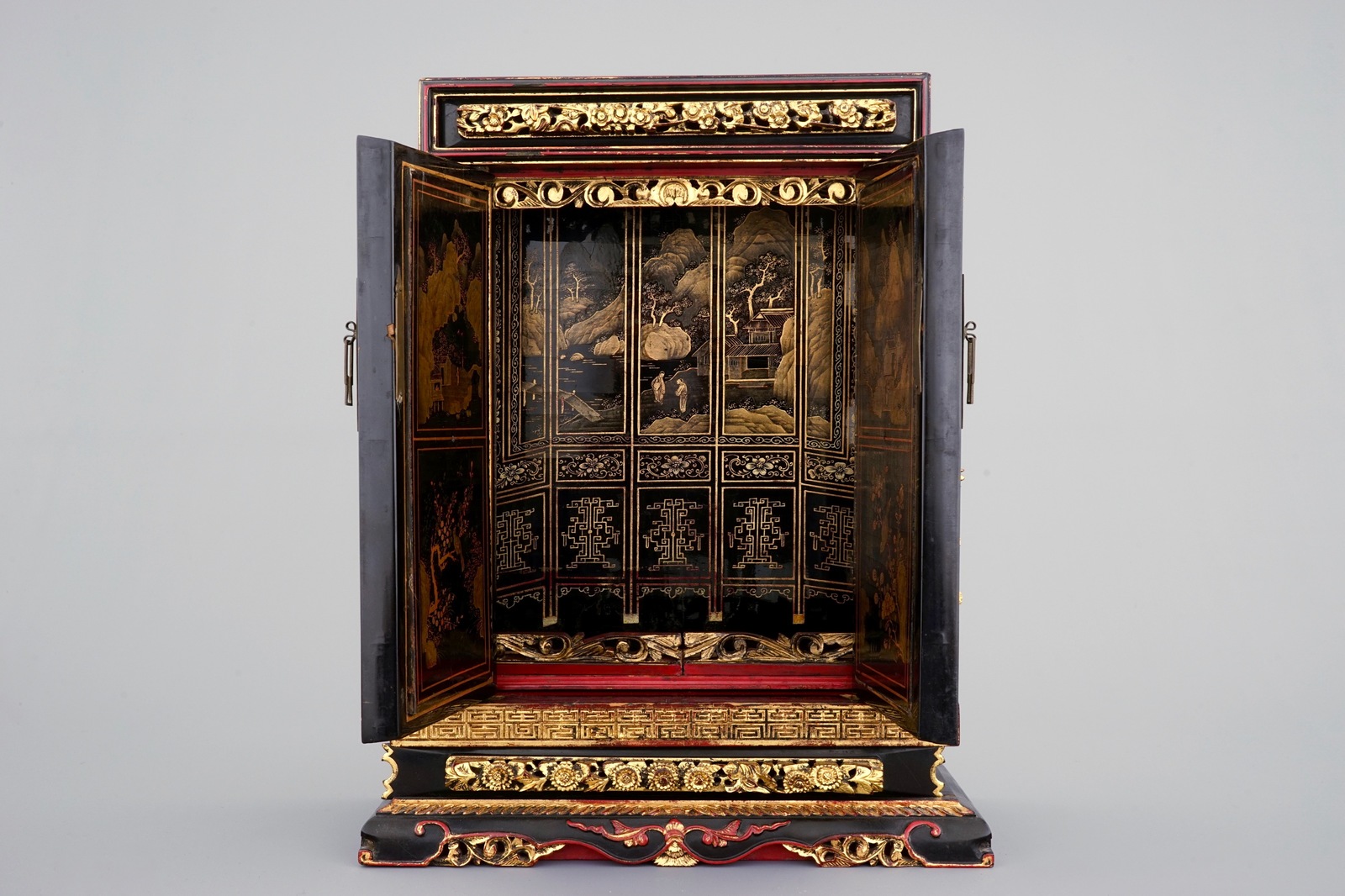A Chinese carved, lacquered and gilt wood cabinet, 19th C. Dim.: 43,5 x 34,5 x 15 cm The interior - Image 2 of 4