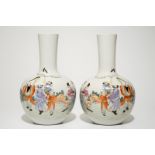 A pair of Chinese famille rose tianqiuping vases with the eight immortals, 20th C. H.: 38 cm