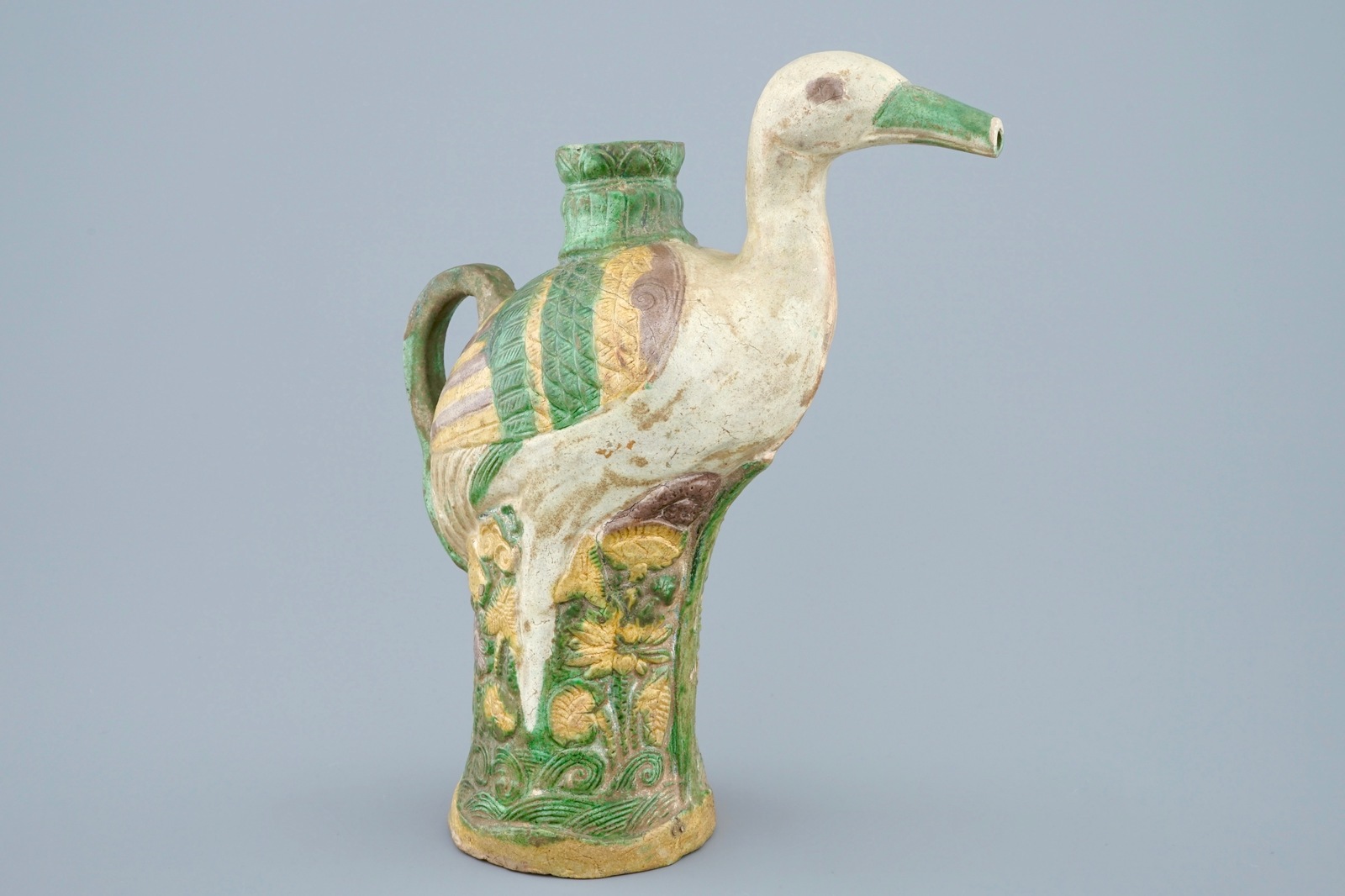 A Chinese verte biscuit crane-shaped ewer, 18/19th C. H.: 25 cm Condition reports and high - Image 2 of 4