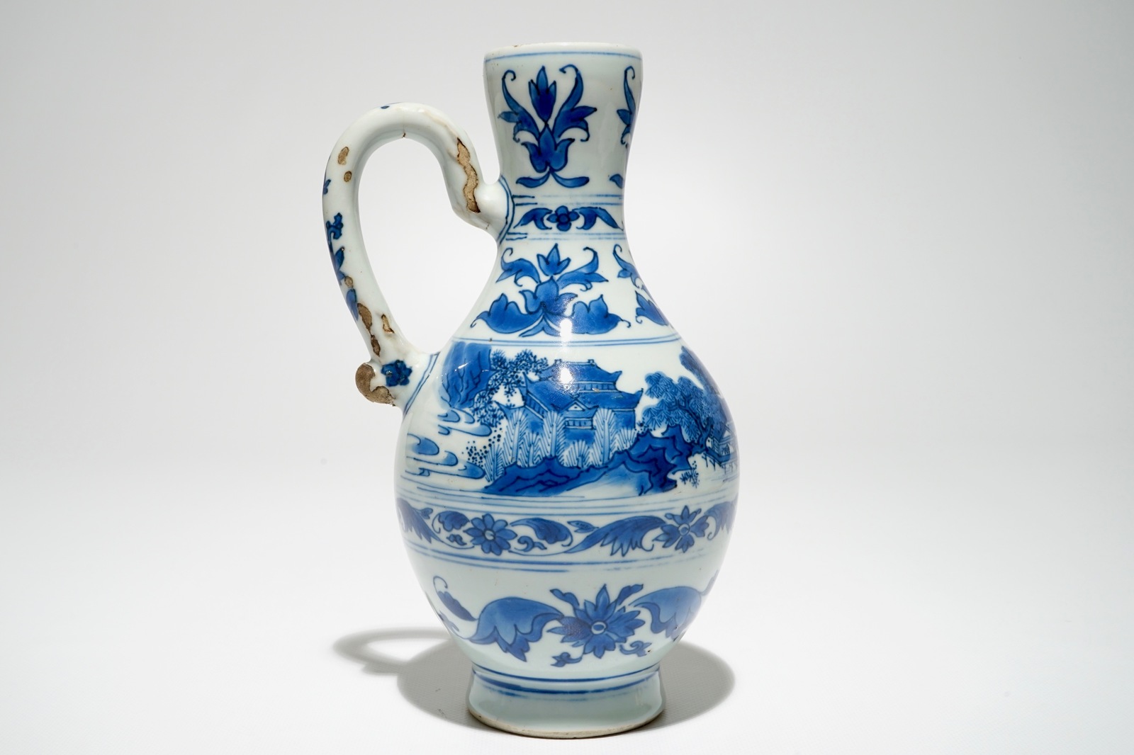 A Chinese blue and white jug with landscape design, Transitional period, Chongzhen H.: 24 cm - Image 4 of 7
