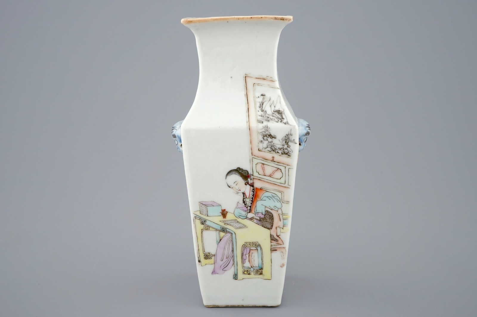 A square Chinese qianjiang cai vase, 19/20th C. H.: 21,5 cm Condition reports and high resolution - Image 4 of 7