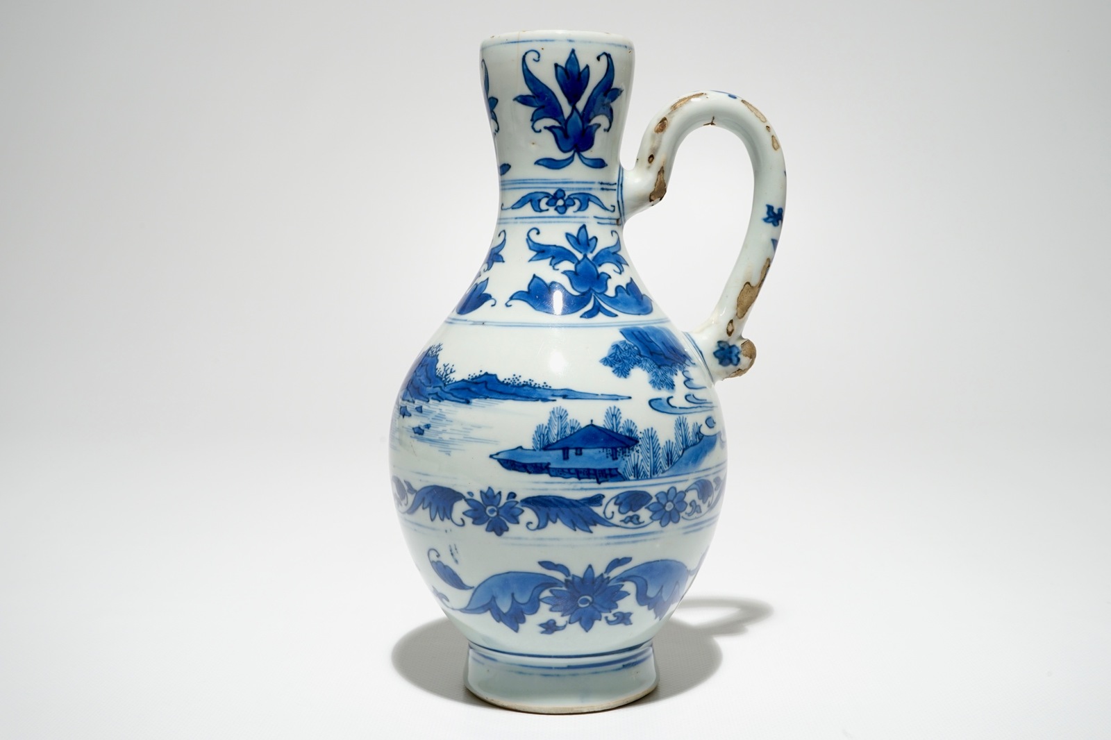 A Chinese blue and white jug with landscape design, Transitional period, Chongzhen H.: 24 cm - Image 2 of 7