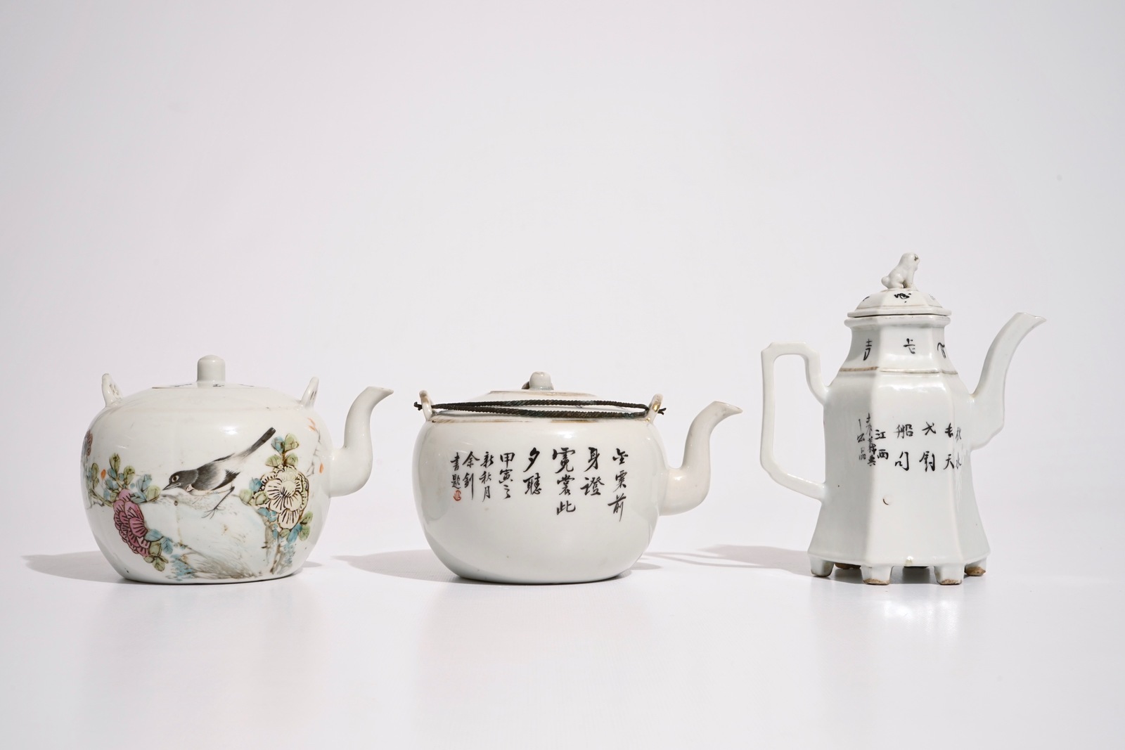 Two Chinese qianjiang cai teapots and a wine jug, 19/20th C. Dim.: H.: 17,5 cm - L.: 15 cm - W.: 9 - Image 5 of 7