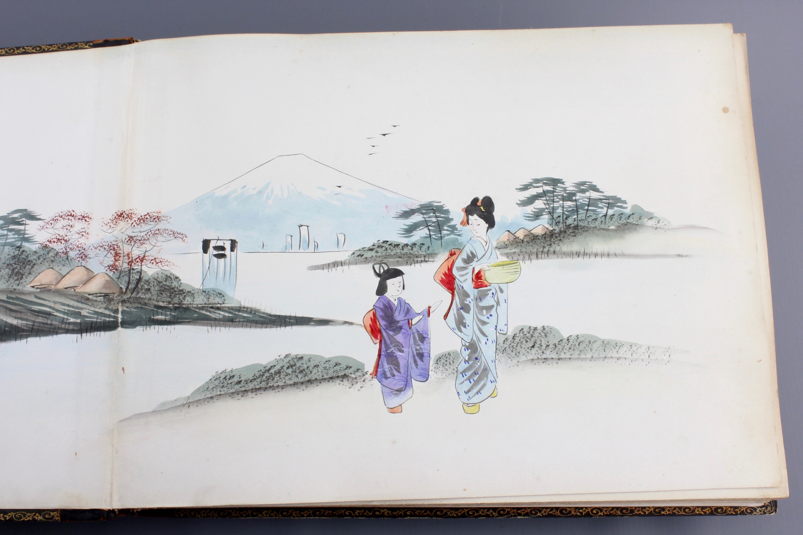 An album with photos of Chine and Japan, ca. 1900 A nice probably Japanese laquer covered album with - Image 27 of 44