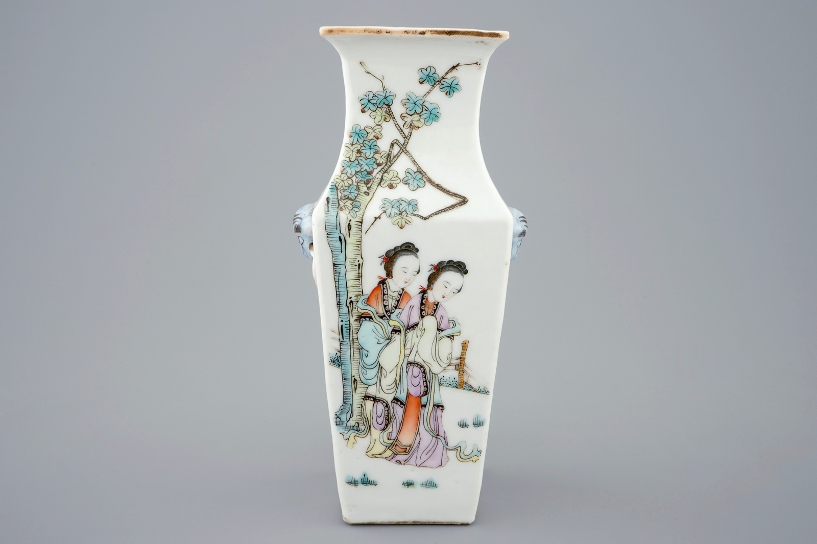 A square Chinese qianjiang cai vase, 19/20th C. H.: 21,5 cm Condition reports and high resolution - Image 2 of 7