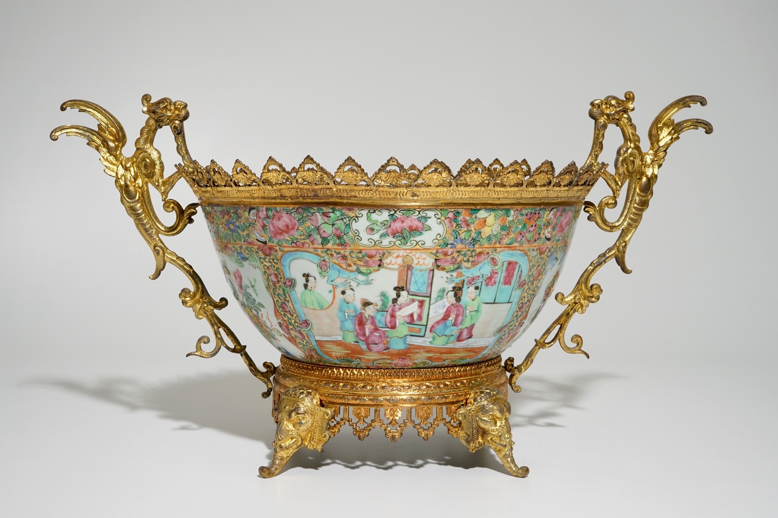 A Chinese gilt-bronze mounted Canton rose medallion bowl, 19th C. L.: 52 cm - H.: 28 cm Condition - Image 3 of 6