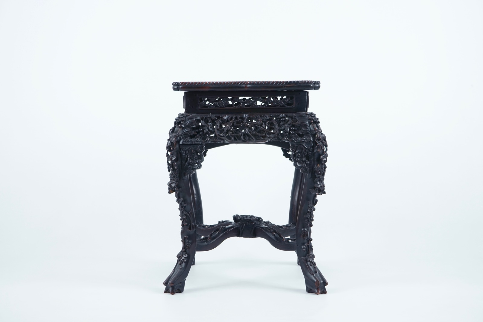 An intricately carved square Chinese wood stand with marble top, 19th C. H.: 63,5 cm - Dim.: 44 x 44 - Image 4 of 8