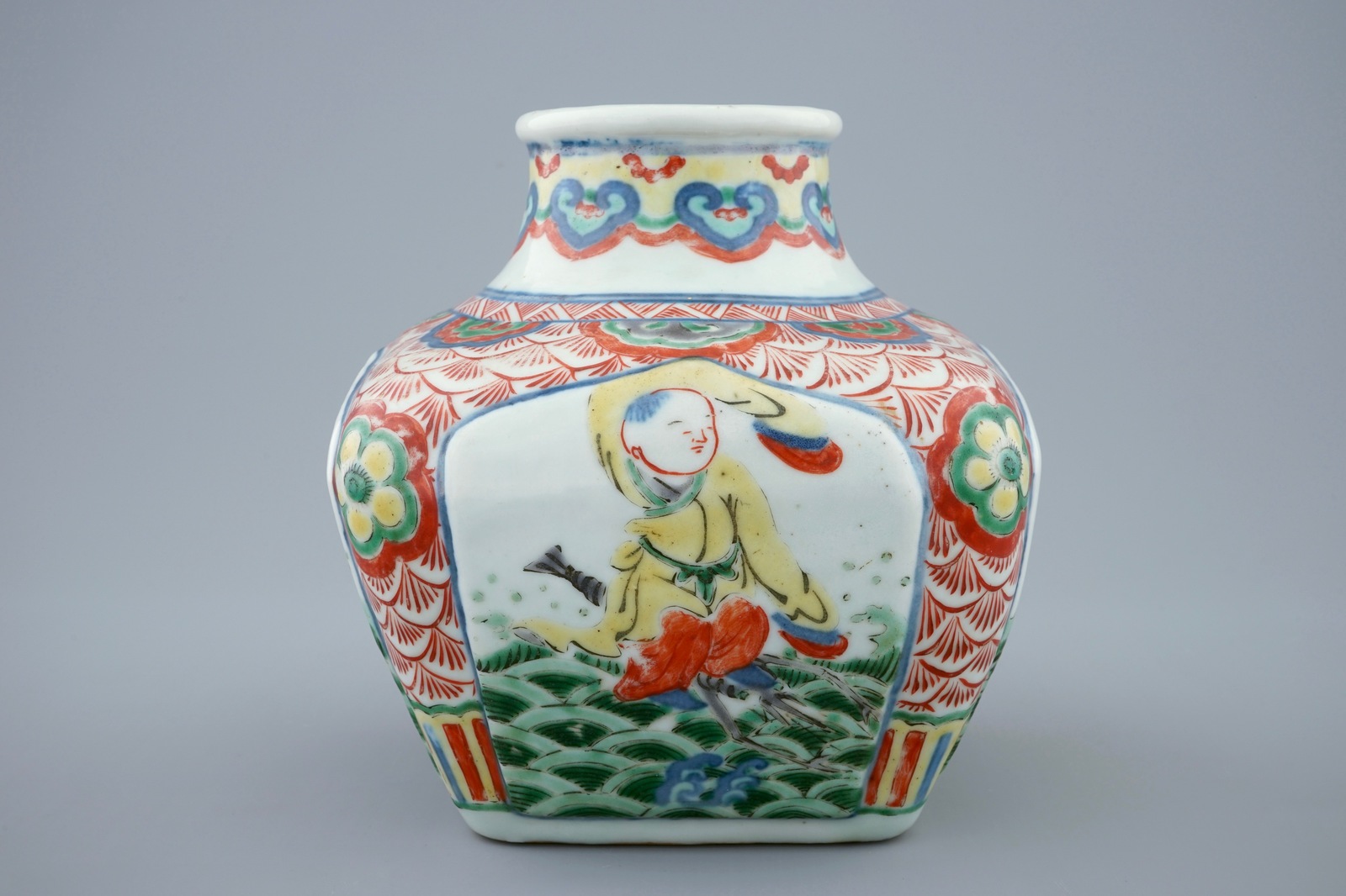 A Chinese square wucai bottle vase, Wanli mark, 19th C. H.: 15 cm Condition reports and high - Image 2 of 3
