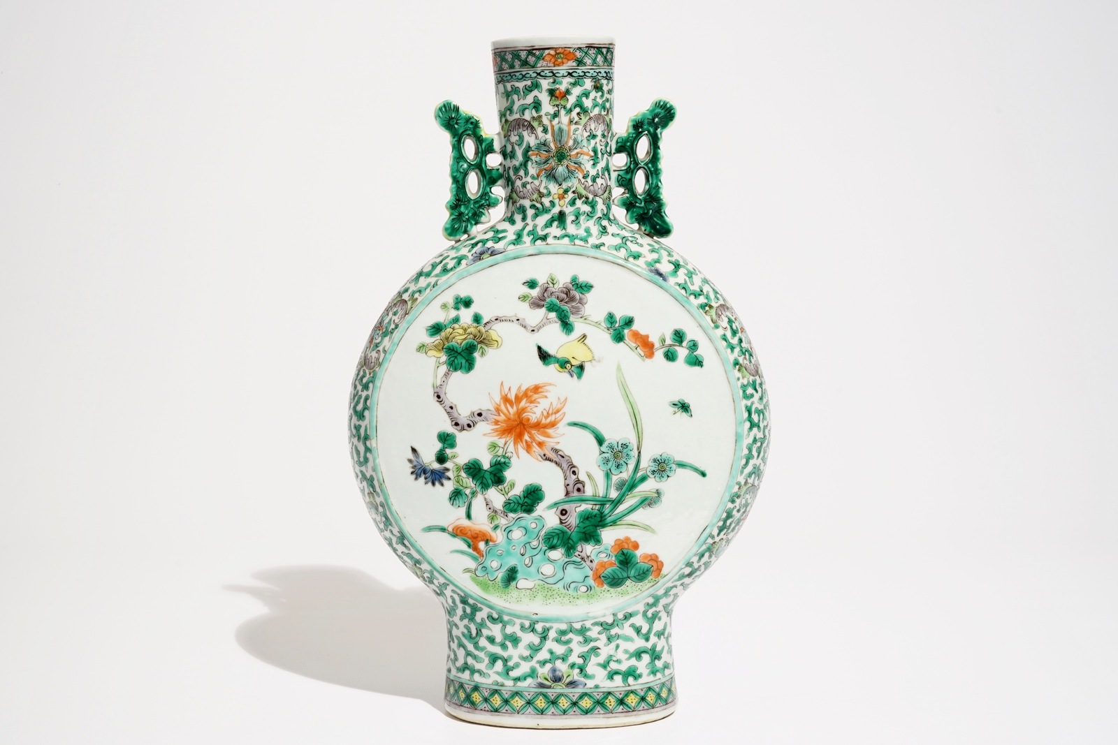 A Chinese famille verte moonflask, 19th C. H.: 35 cm Condition reports and high resolution - Image 2 of 6