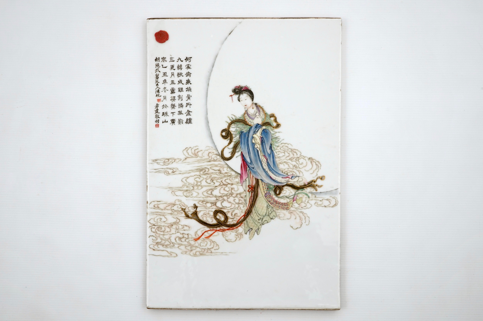 A Chinese qianjiang cai plaque with Chang'e, goddess of the moon, early 20th C. Dim.: 39 x 26 cm