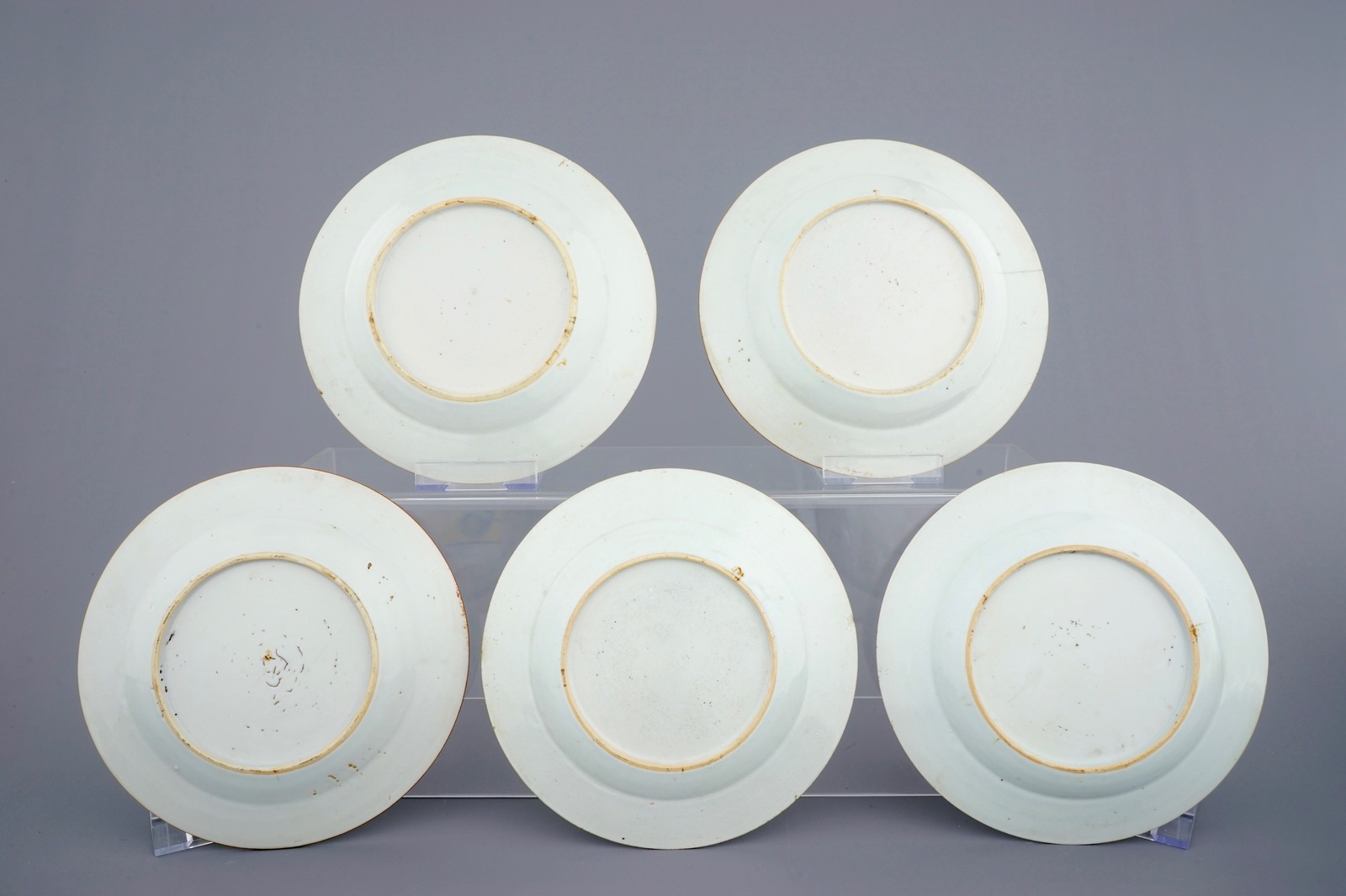 A varied lot of Chinese porcelain, 18/19th C. Dia.: 29 cm (the dish) Dim.: 18,5 x 14,5 x 6 cm (the - Bild 17 aus 19