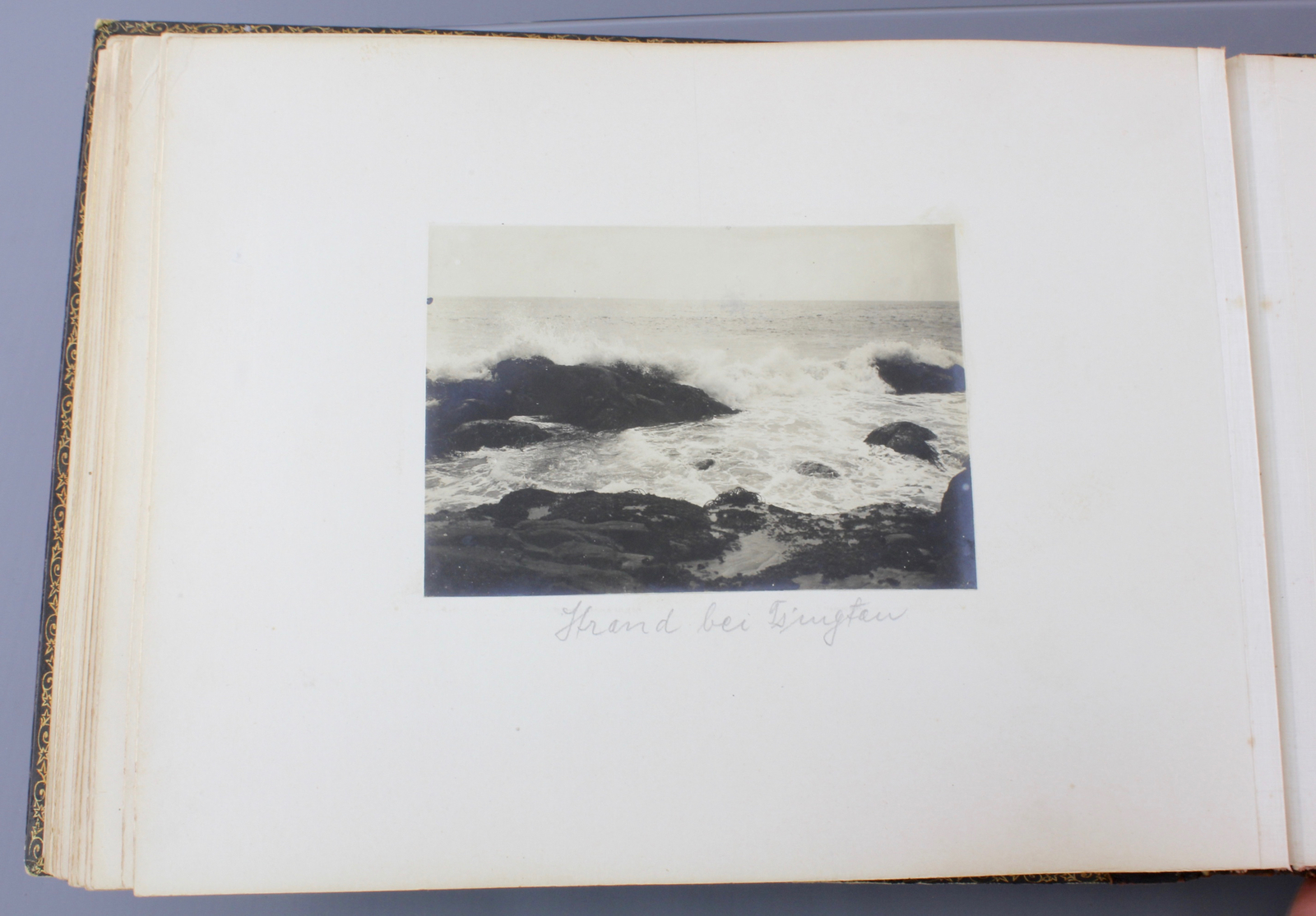 An album with photos of Chine and Japan, ca. 1900 A nice probably Japanese laquer covered album with - Image 21 of 44