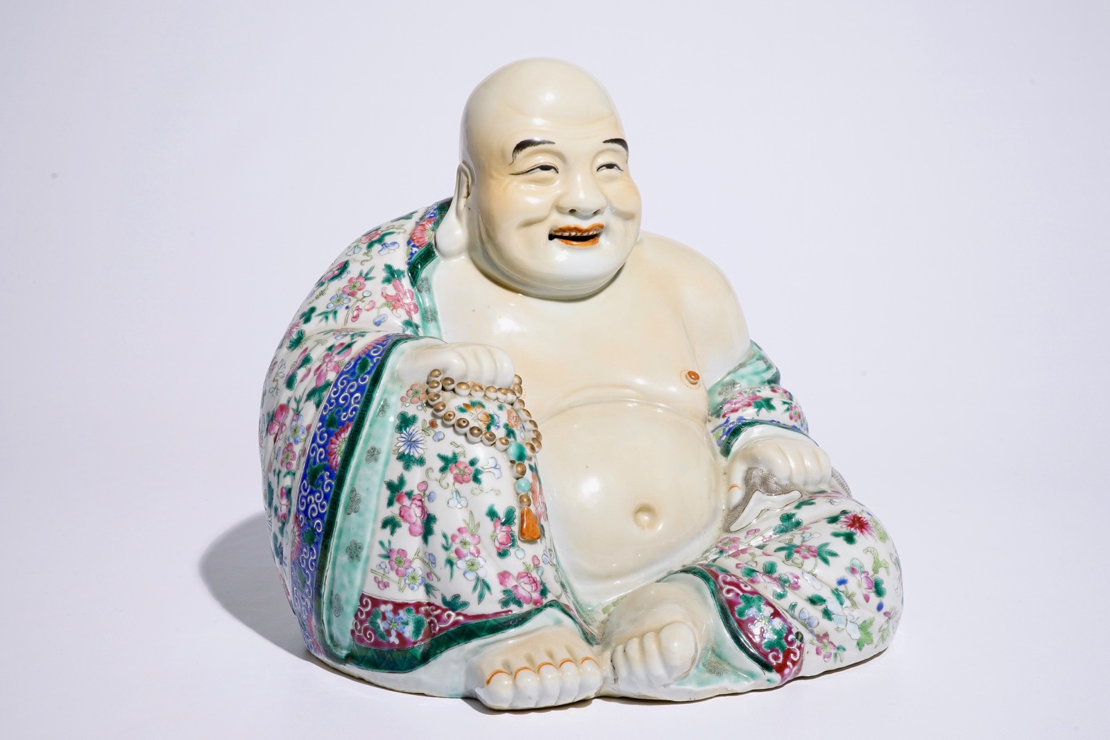 A fine large Chinese famille rose model of Buddha, 19/20th C. H.: 25,5 cm - Dim.: 27 x 25 cm (the