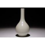 A Chinese monochrome white-glazed anhua dragon vase, 18/19th C. H.: 19 cm Condition reports and high