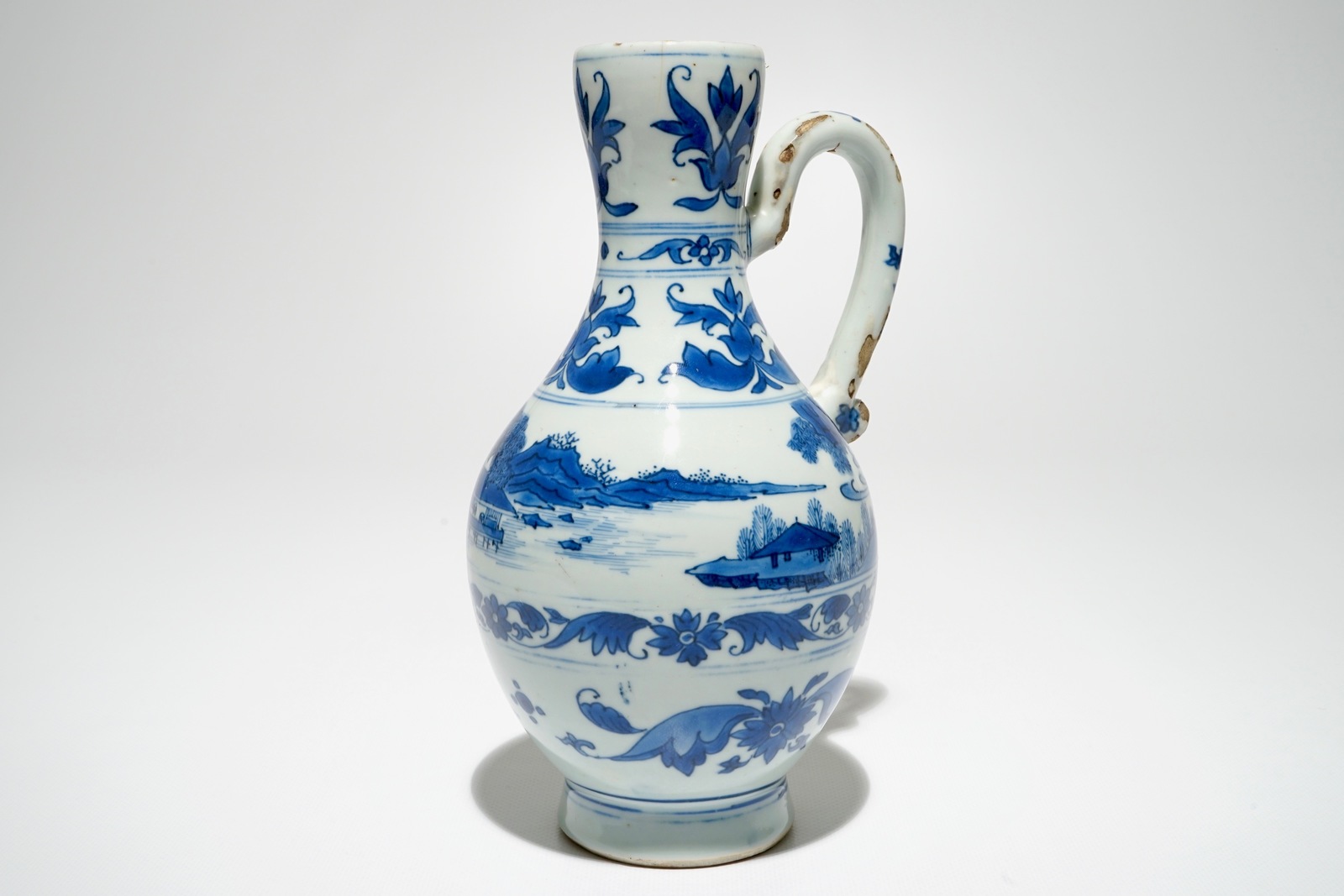 A Chinese blue and white jug with landscape design, Transitional period, Chongzhen H.: 24 cm