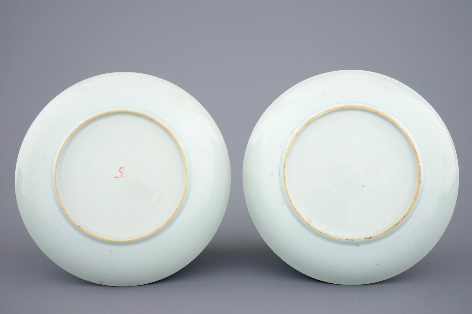 A varied lot of Chinese porcelain, 18/19th C. Dia.: 29 cm (the dish) Dim.: 18,5 x 14,5 x 6 cm (the - Bild 5 aus 19