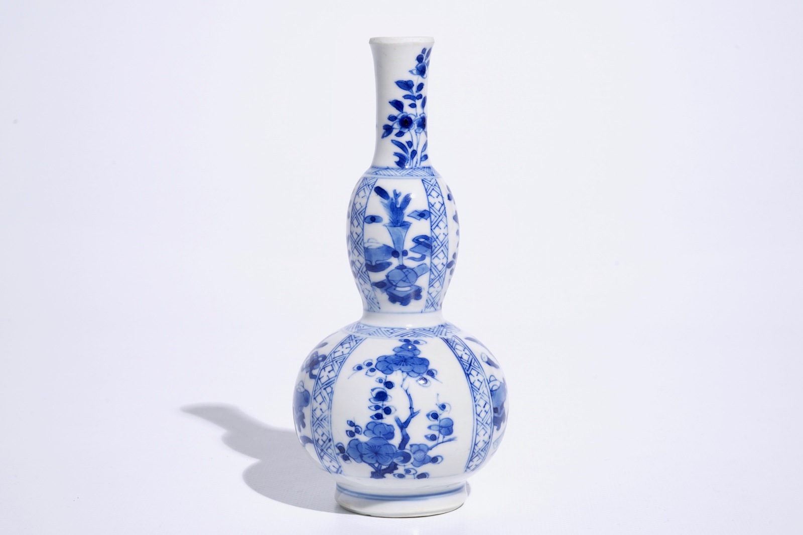 A blue and white Chinese double gourd vase with design of antiquities, Kangxi H.: 18 cm Condition - Image 2 of 6