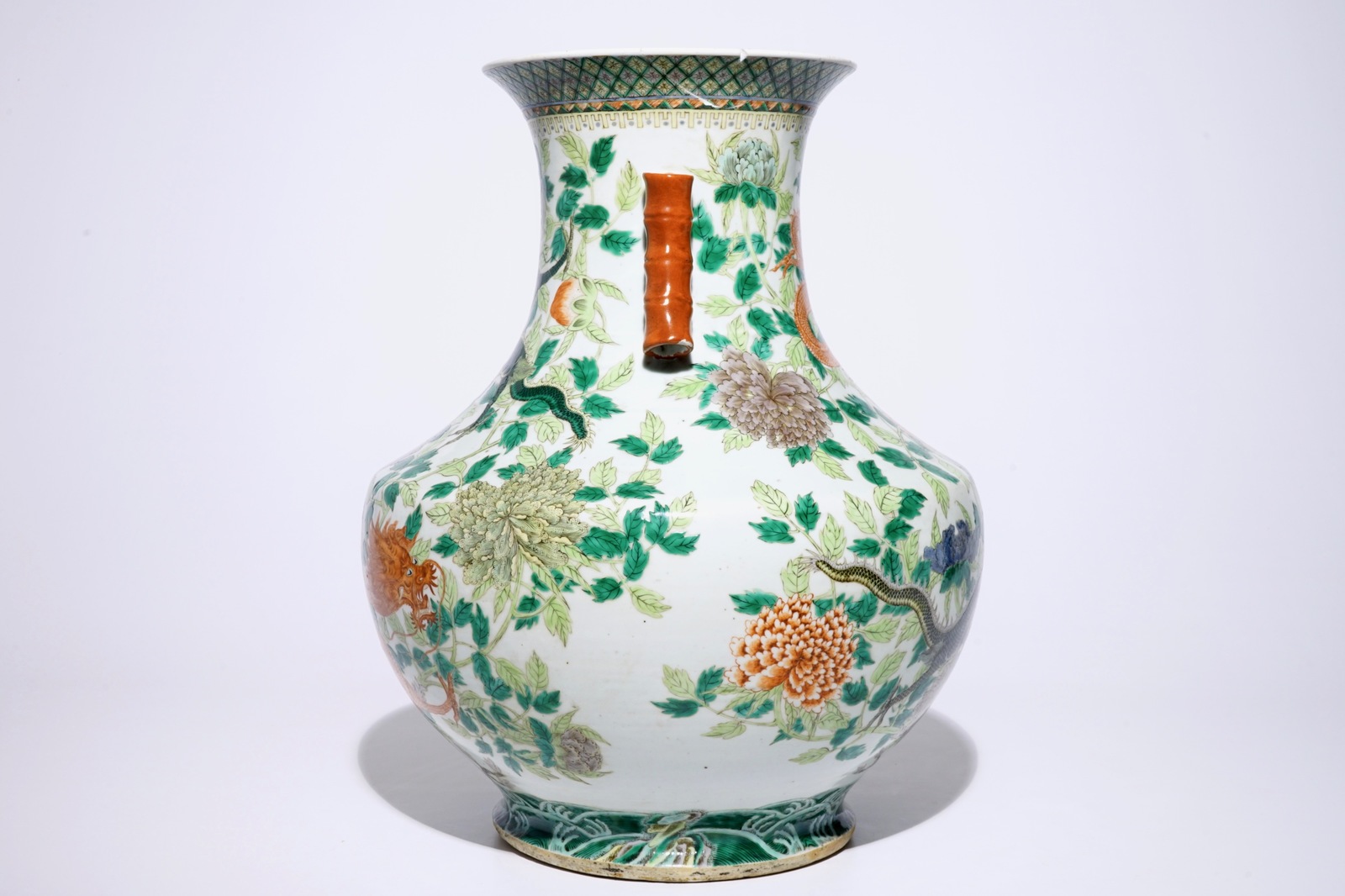 A large Chinese famille verte hu-shaped "Dragon" vase, 19th C. H.: 49 cm Condition reports and - Bild 2 aus 6