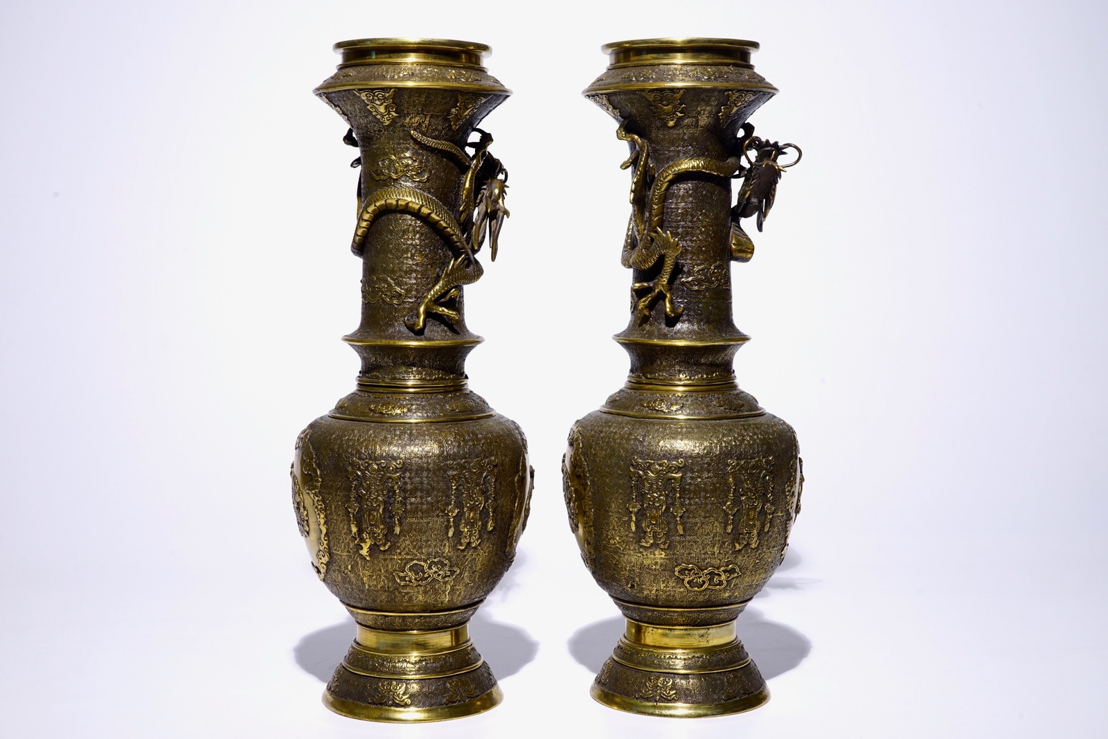 A pair of Japanese gilt brass vases with applied dragons, Meiji/Taisho, 19/20th C. H.: 49,5 cm - Bild 4 aus 6