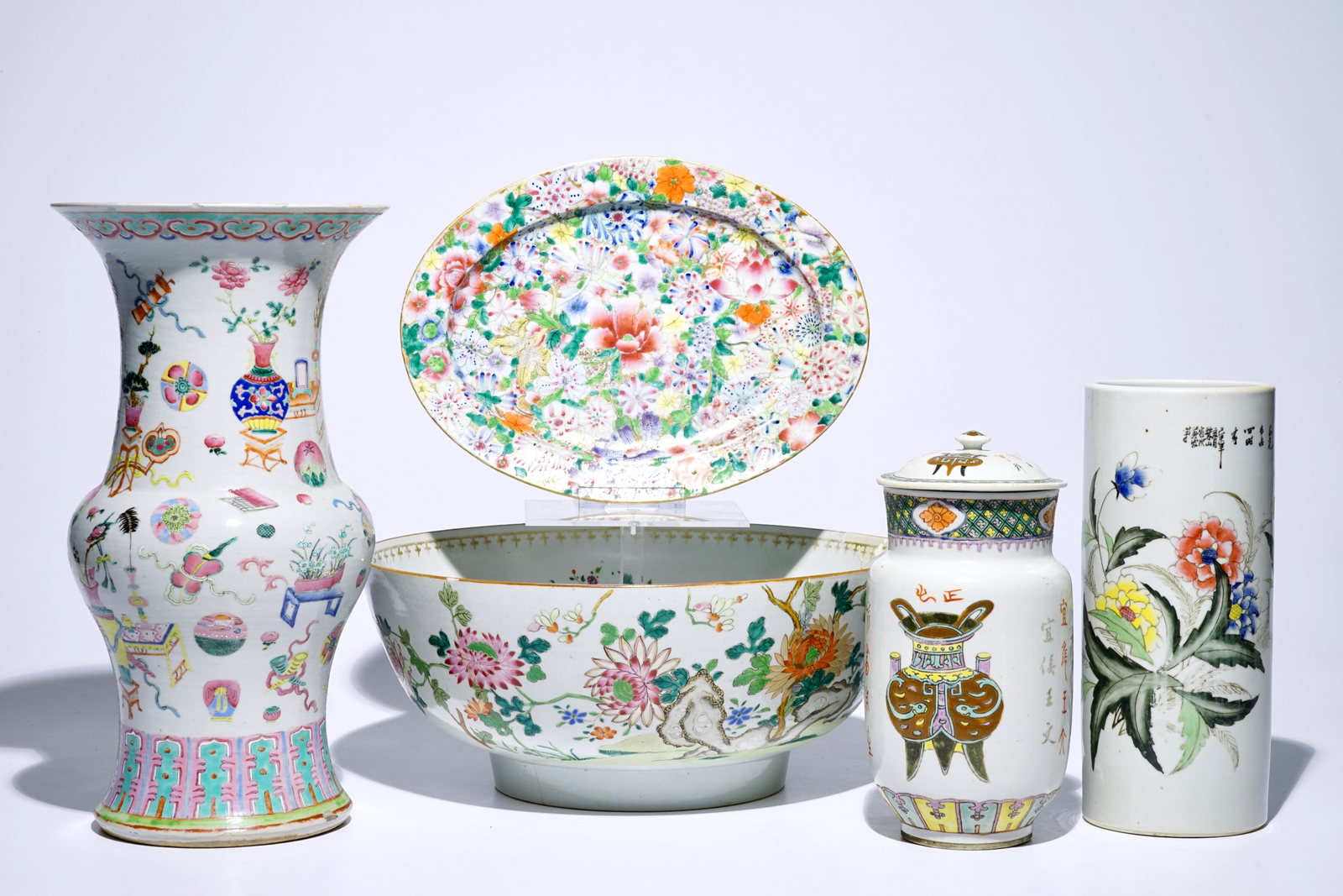 A Chinese famille rose bowl, an oval dish and three vases, 18/20th C. Dia: 39 cm (the bowl) H.: 28,5