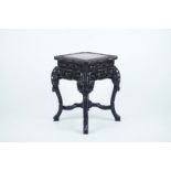 An intricately carved square Chinese wood stand with marble top, 19th C. H.: 63,5 cm - Dim.: 44 x 44