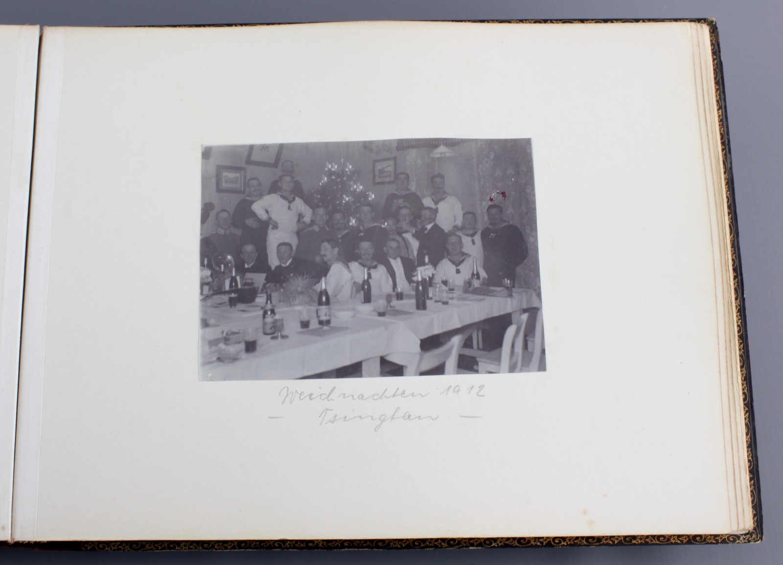 An album with photos of Chine and Japan, ca. 1900 A nice probably Japanese laquer covered album with - Image 40 of 44