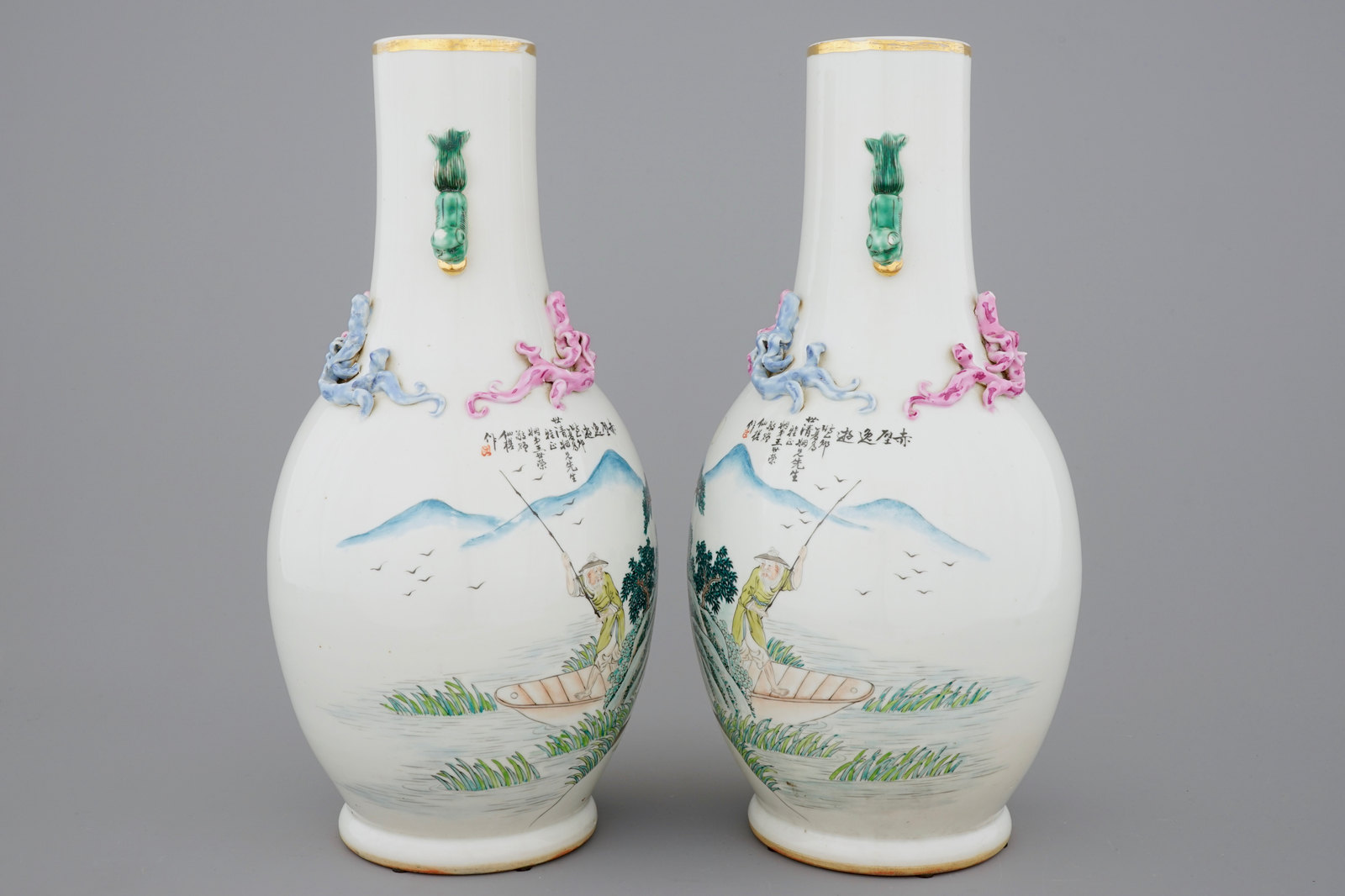 An unusual pair of Chinese famille rose landscape vases, early 20th C. H.: 46 cm - Dia.: 22 cm - Image 4 of 6