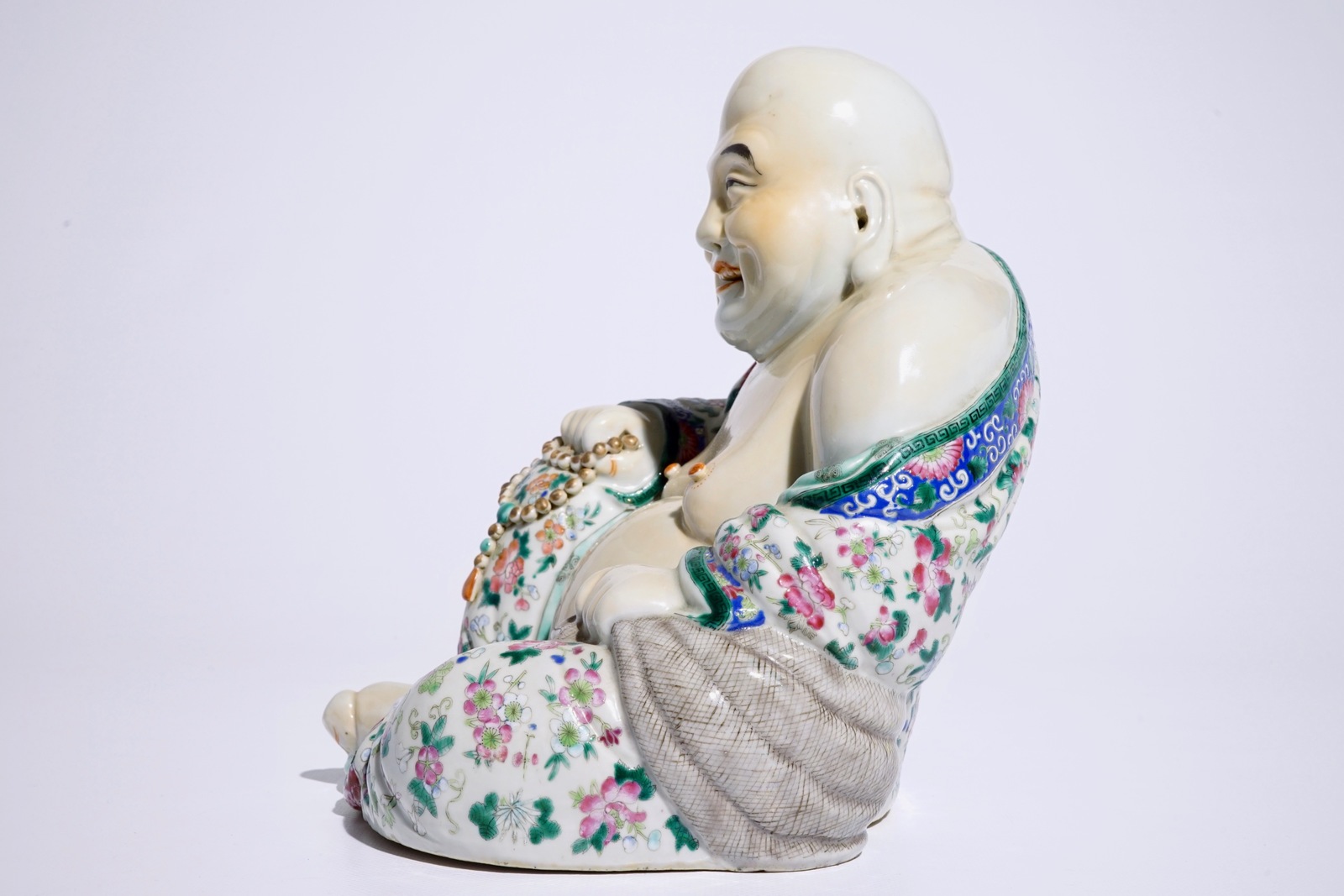 A fine large Chinese famille rose model of Buddha, 19/20th C. H.: 25,5 cm - Dim.: 27 x 25 cm (the - Image 3 of 7