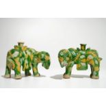 A pair of Chinese spinach and egg glazed elephant-shaped incense burners, Kangxi Dim.: H.: 12,5 cm -