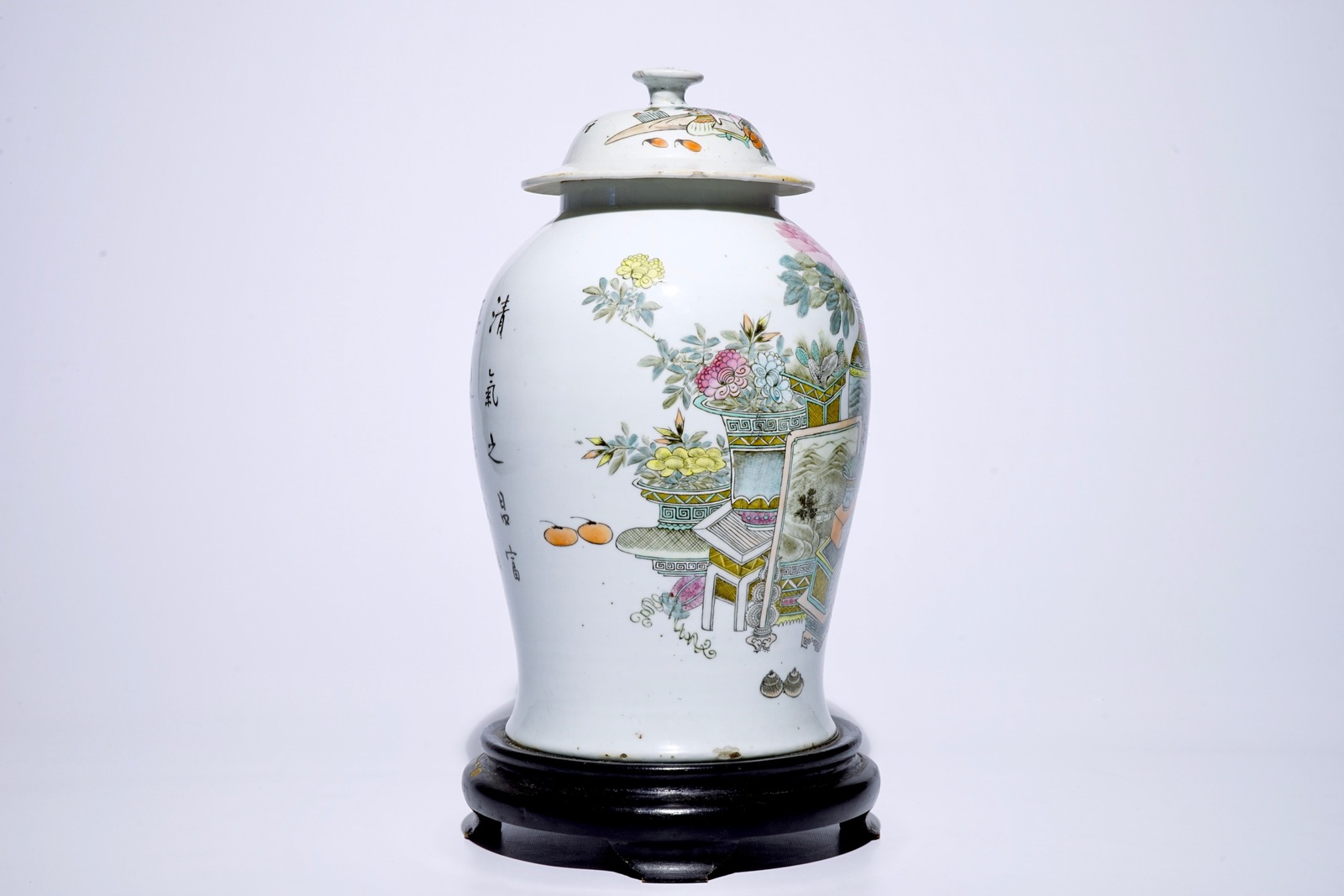 A Chinese qianjiang cai vase and cover with "100 antiquities" design, 19/20th C. H.: 43 cm Condition - Image 4 of 6