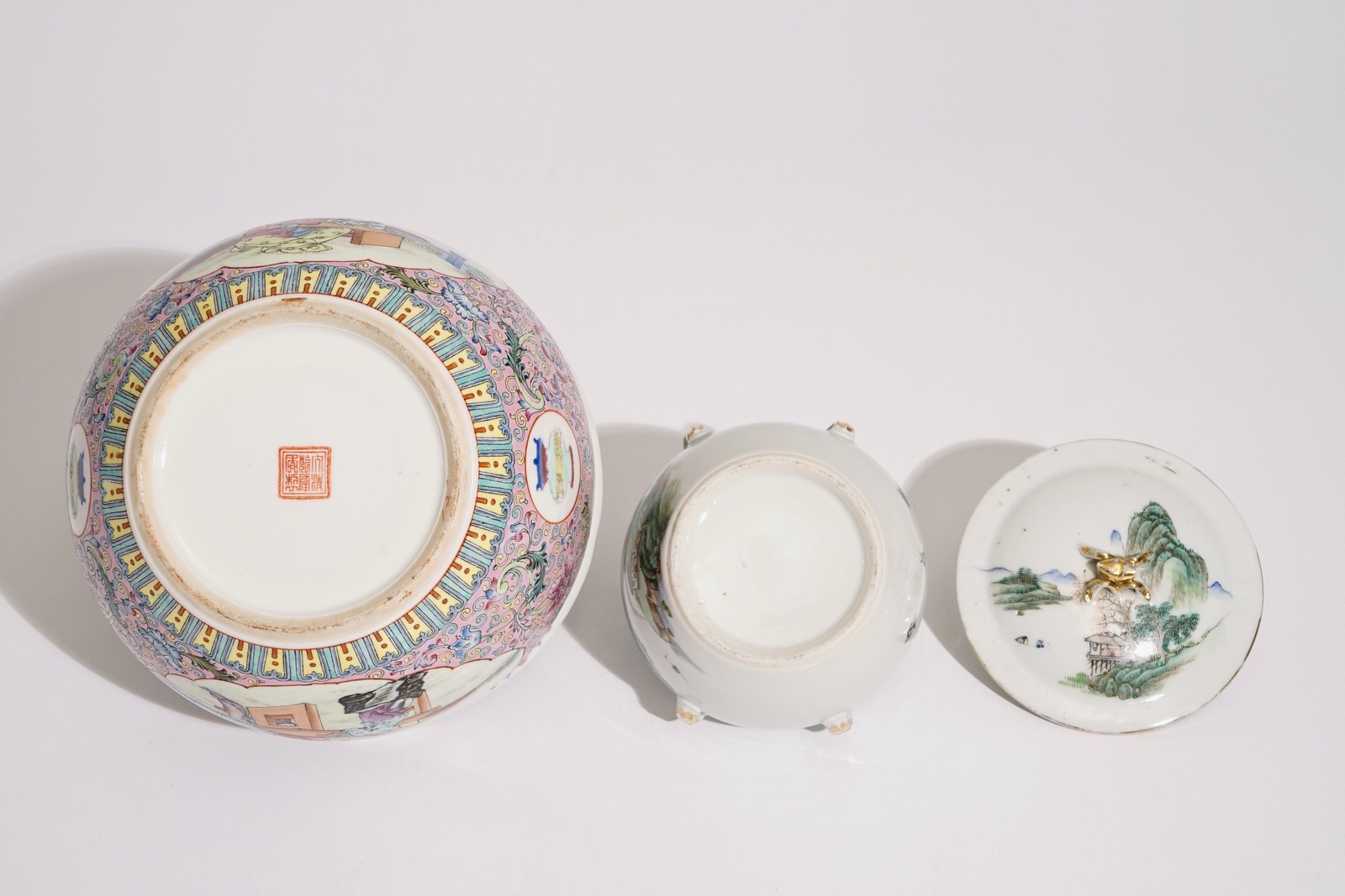 A Chinese qianjiang cai food bowl and cover and a famille rose flowerpot, 19/20th C. Dia.: 21 cm - - Image 7 of 7