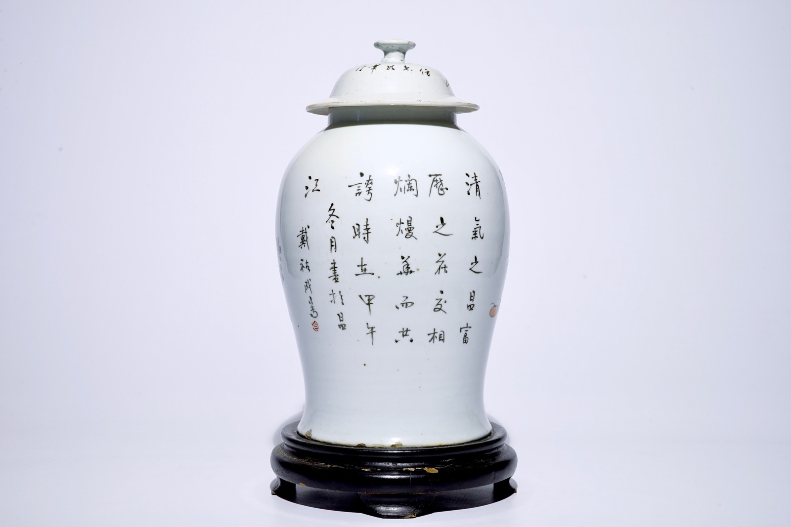 A Chinese qianjiang cai vase and cover with "100 antiquities" design, 19/20th C. H.: 43 cm Condition - Image 3 of 6