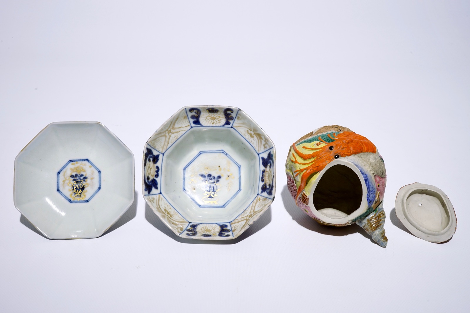 A Japanese Arita gilt blue and white covered bowl, Edo, 17/18th C. and a Banko biscuit teapot, - Image 6 of 7