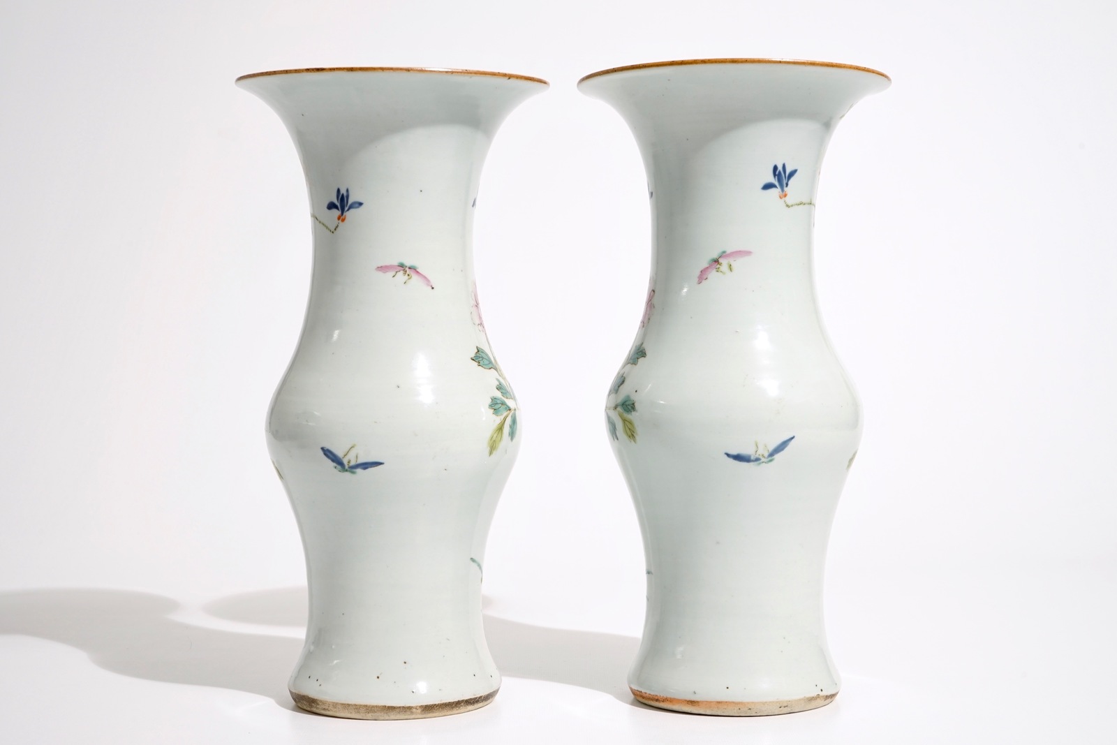 A pair of Chinese famille rose yenyen vases with pheasants, 19th C. H.: 37 cm Condition reports - Image 3 of 6