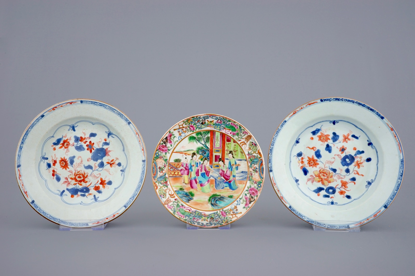 A varied lot of Chinese porcelain, 18/19th C. Dia.: 29 cm (the dish) Dim.: 18,5 x 14,5 x 6 cm (the - Bild 18 aus 19