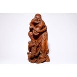 A tall Japanese carved wood figure of Daruma, 20th C. Dim.: 74,5 x 38 x 35 cm Condition reports