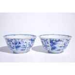 A pair of blue and white Chinese fluted octagonal bowls, Kangxi Dia.: 21 cm - H.: 10 cm Condition