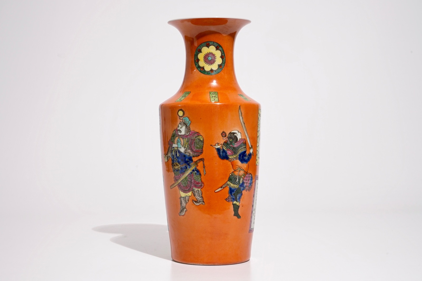 A Chinese famille rose on coral ground Wu Shuang Pu rouleau vase, 20th C. H.: 41,5 cm Condition - Bild 3 aus 6