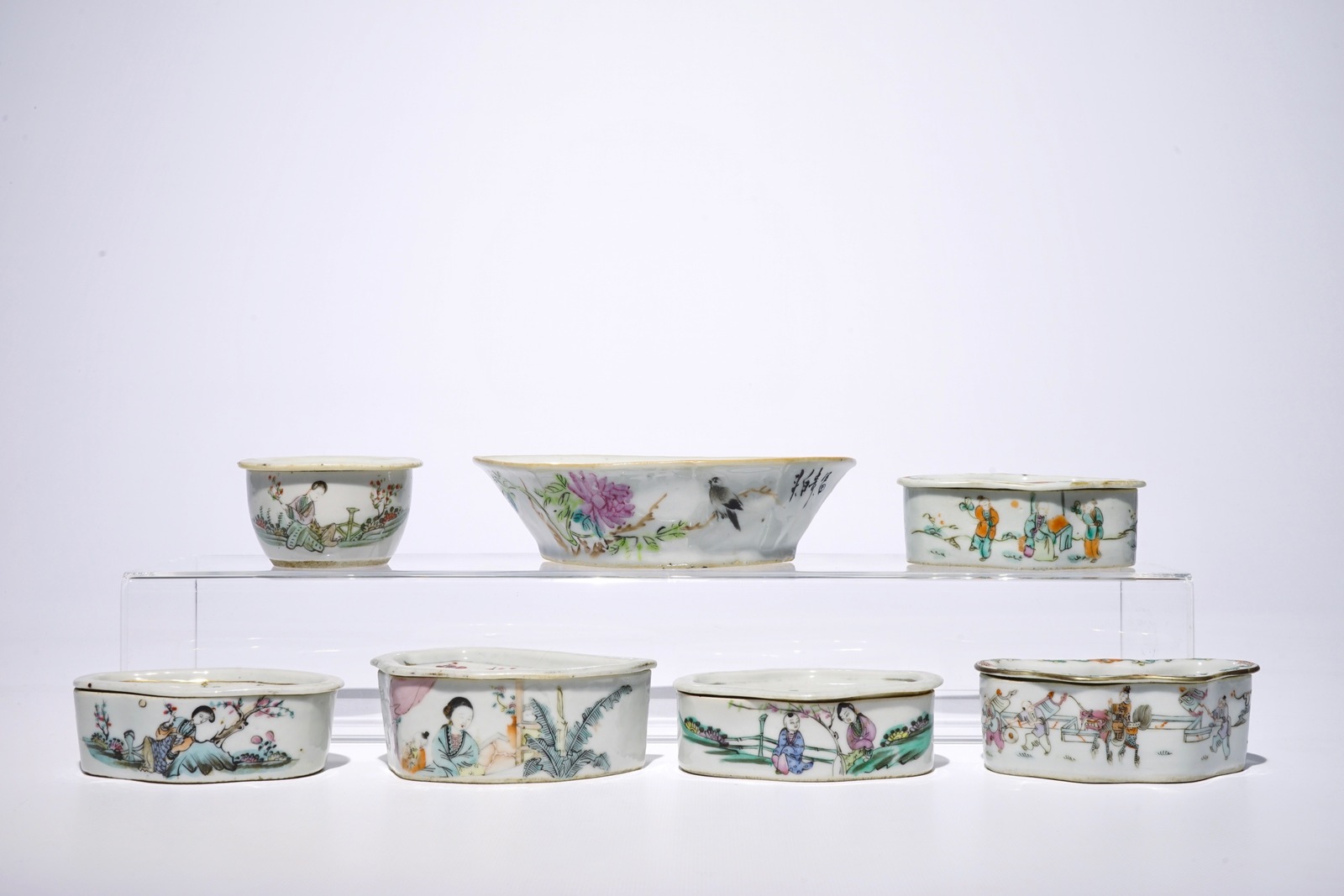Six Chinese qianjiang cai cricket boxes and a bat-shaped bowl, 19/20th C. L.: 20 cm - W.: 10,5 - Image 2 of 9